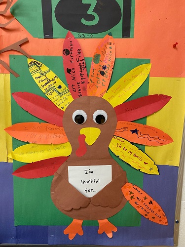 turkey made our of construction paper, feathers of turkey are made out of  paper feathers.