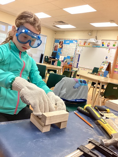 Child building with wooden pieces