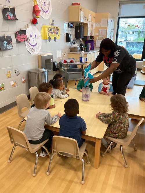 seyi pouring smoothie