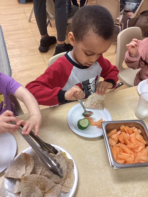 children serving themselves lunch