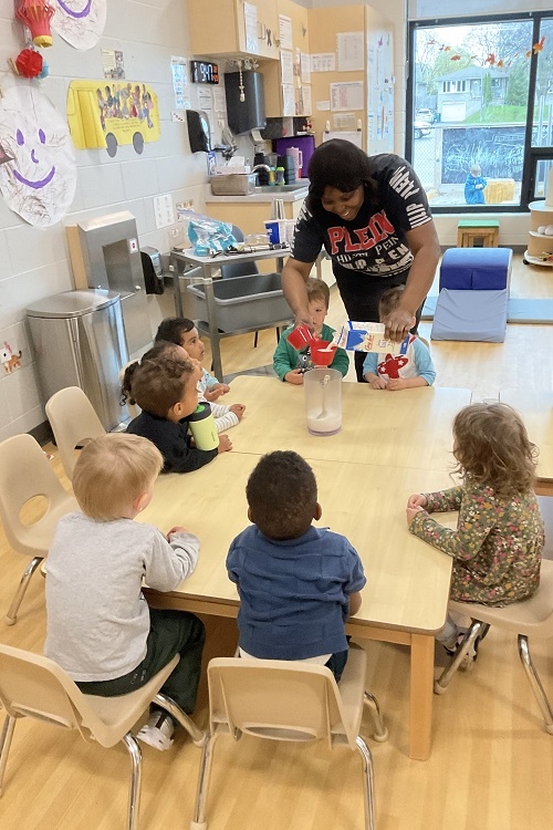 This month, the toddlers concluded their cooking project by participating in a hands-on activity making smoothies with Seyi. 